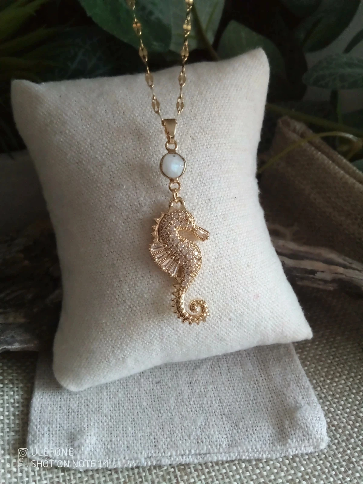 Collier bohème pierre de lune et hyppocampe